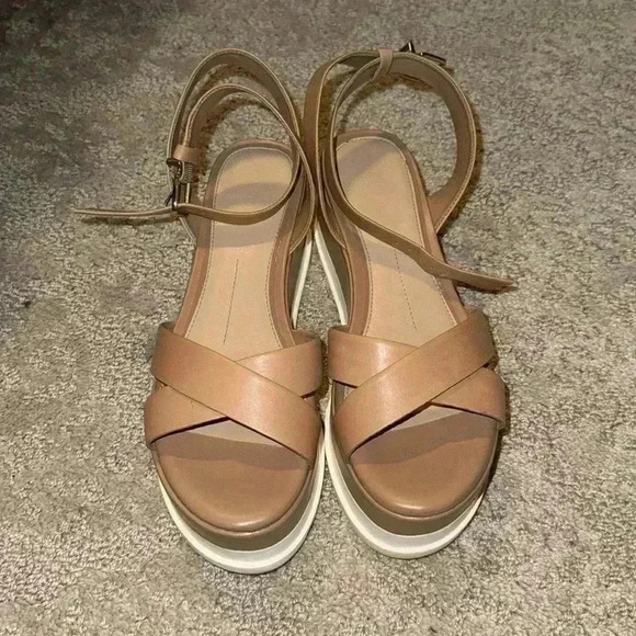Gianni Bini Platform Sandals - Picture 1 of 6